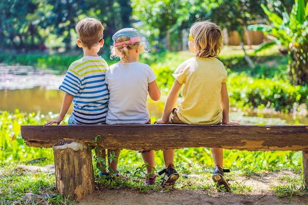 Los niños descansan durante una caminata en el bosque.