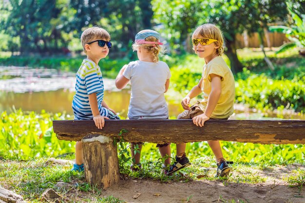 Los niños descansan durante una caminata en el bosque.