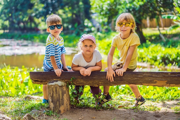 Los niños descansan durante una caminata en el bosque.