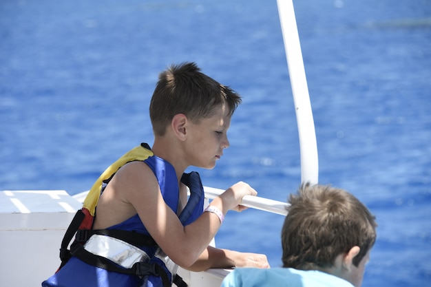 Los niños descansan en el mar.