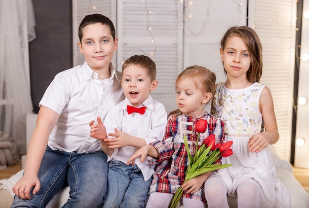 Niños descansando niños divertidos infancia feliz grupo niños