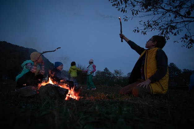 Los niños después de caminar tienen un grupo de picnic de amigos felices