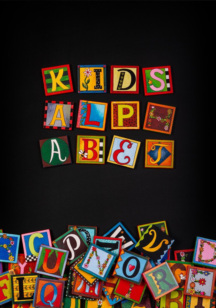 Foto niños dibujados a mano en placas de madera alfabeto en pizarra