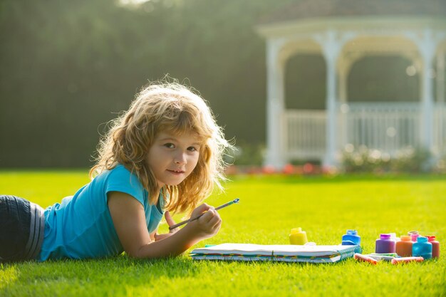 Los niños dibujan cuadros de pintura fuera de la creatividad de los niños Niño niño que disfruta del arte y el dibujo artesanal en ...