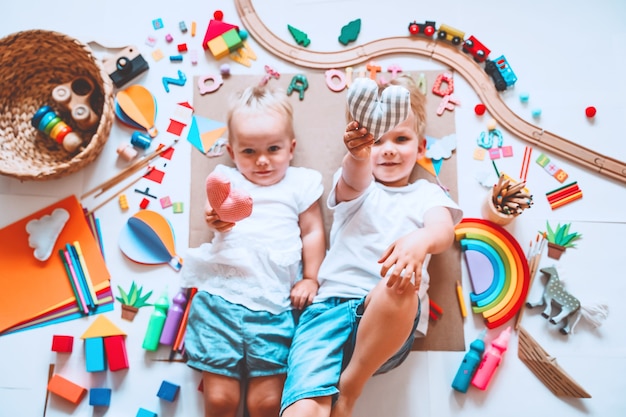 los niños dibujan y hacen manualidades de fondo para preescolar y jardín de infantes o clases de arte