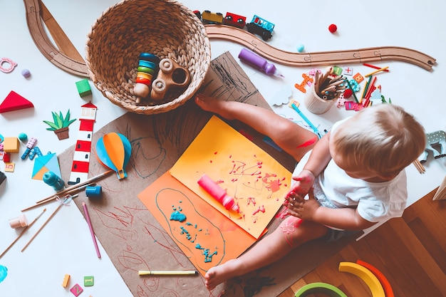 niños dibujan y hacen manualidades niños con juguetes educativos preescolar y jardín de infantes o clases de arte