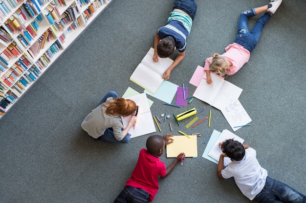 Niños dibujando en la biblioteca