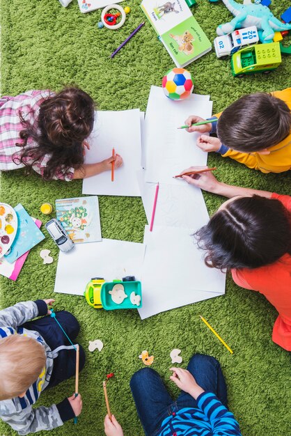 Niños dibujando y jugando