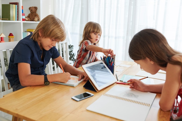 Niños dibujando juntos