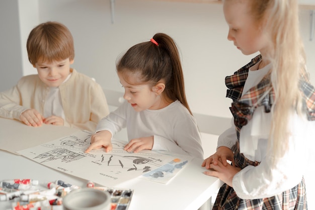 Niños dibujando con pintura o pintura de acuarela. Diviértete y una lección de dibujo.