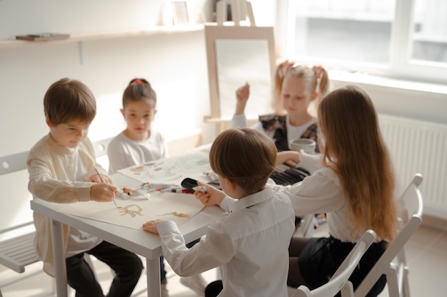 Niños dibujando con pintura o pintura de acuarela. Diviértete y una lección de dibujo.