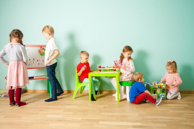 Niños de diferentes edades en la educación en el hogar. Juguetes educativos y de desarrollo para preescolares y escolares.