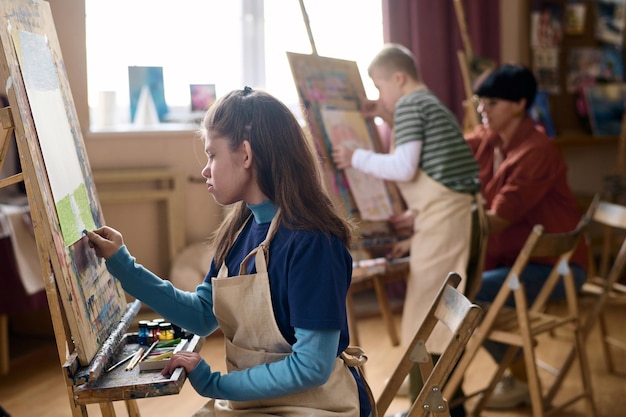 Foto niños con discapacidad que disfrutan de la arteterapia