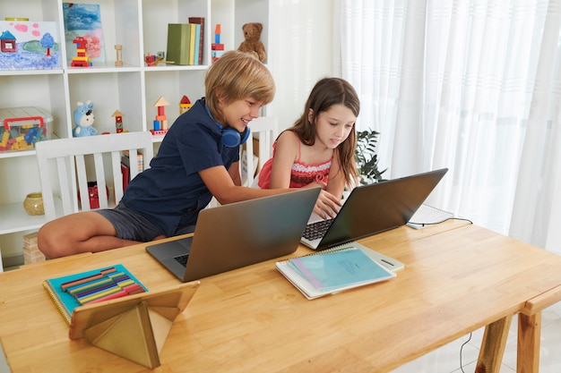 Niños discutiendo proyectos escolares.