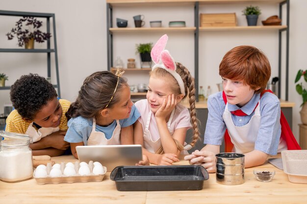 Niños discutiendo receta de galletas