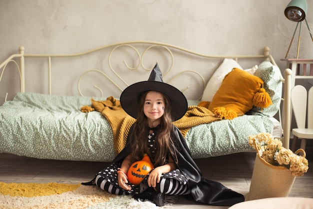 Foto niños en disfraces de halloween con calabaza engañados en vacaciones