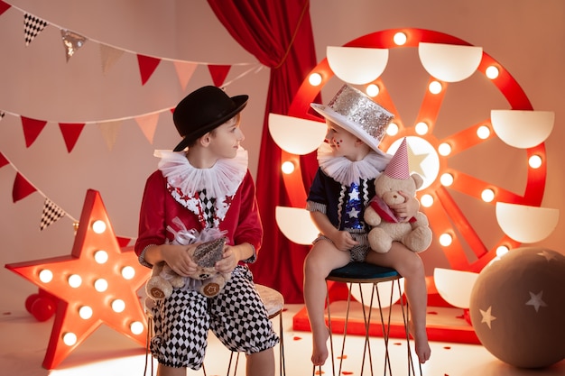 Niños con disfraz de circo en el escenario del circo.