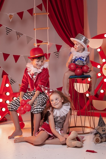 Niños con disfraz de circo en el escenario del circo.