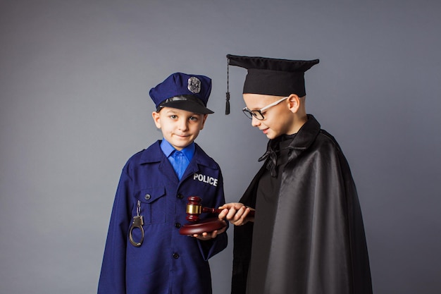 Foto los niños disfrazados de policías y jueces sueñan con una futura profesión