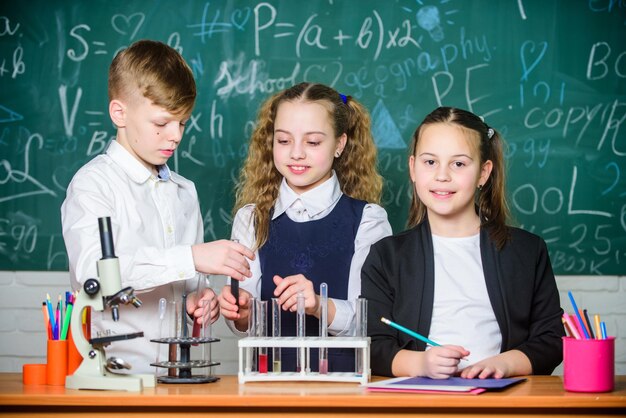 Foto los niños disfrutan de los experimentos químicos la exploración es tan emocionante la reacción química ocurre cuando la sustancia cambia en nuevas sustancias los alumnos estudian química en la escuela la sustancia química se disuelve en otra