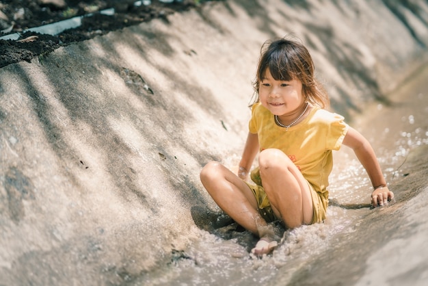 Los niños disfrutan del flujo natural de agua de las montañas.