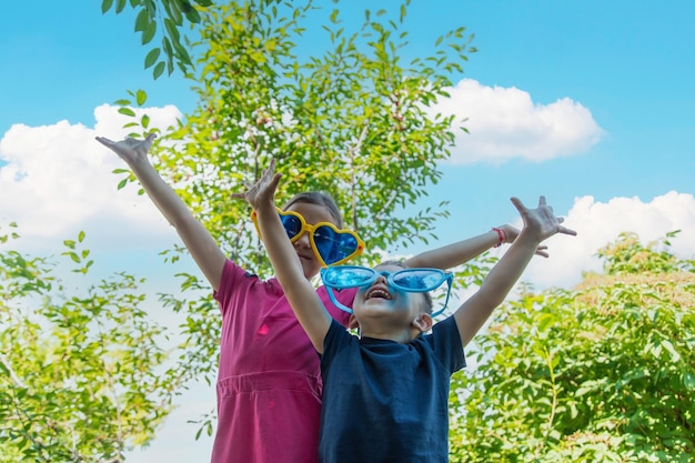 Los niños disfrutan de la naturaleza en vasos Enfoque selectivo