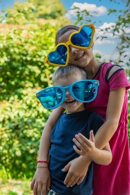 Los niños disfrutan de la naturaleza en vasos Enfoque selectivo