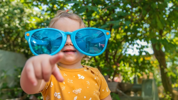 Los niños disfrutan de la naturaleza en vasos Enfoque selectivo