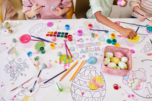 Niños disfrutando del arte y la artesanía en Semana Santa