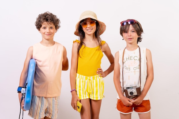 Niños disfrutando de las vacaciones de verano en un fondo blanco