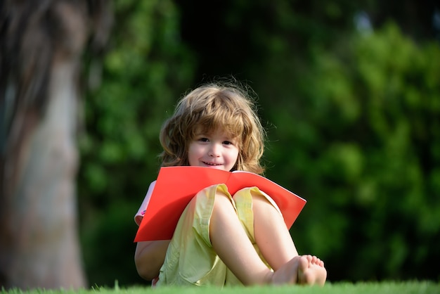 Los niños a distancia aprenden con lápiz para practicar la escritura en un libro. Niño aprendiendo a escribir, concepto de educación preescolar.