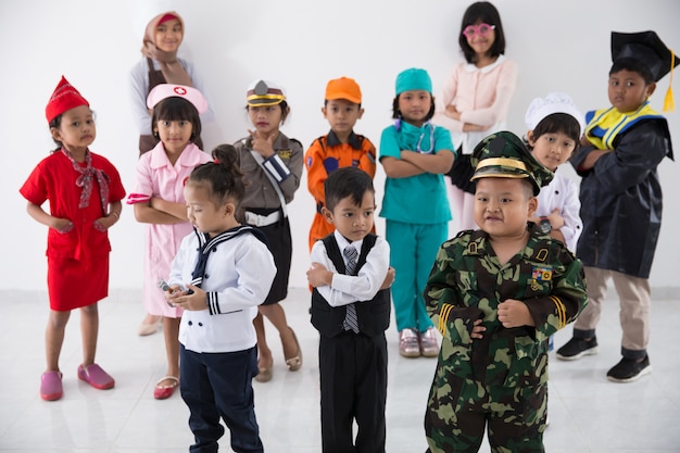 Niños con diversos uniformes de profesiones múltiples