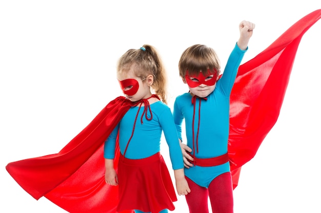 Foto niños divertidos superhéroes jugando superhéroes aislados