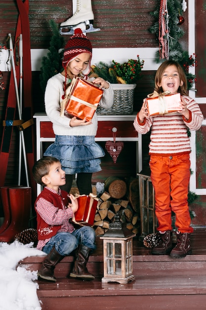 Niños divertidos tienen regalos de Navidad. concepto.