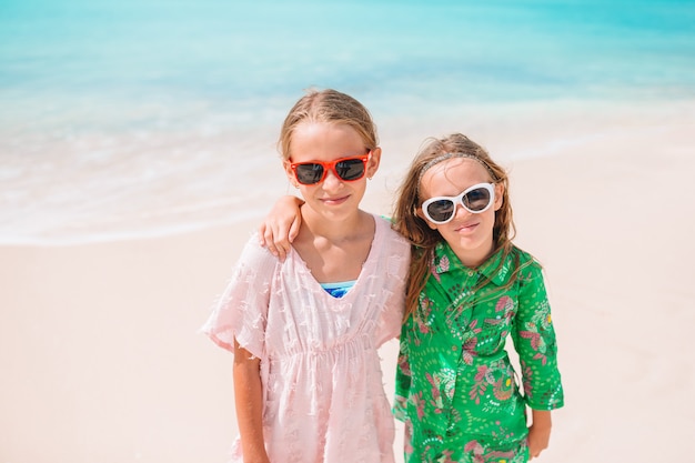 Foto los niños se divierten mucho en la playa tropical jugando juntos