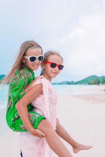 Los niños se divierten mucho en la playa tropical jugando juntos