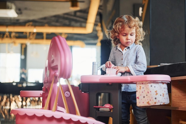 Los niños se divierten en la sala de juegos Juegos educativos de jardín de infantes