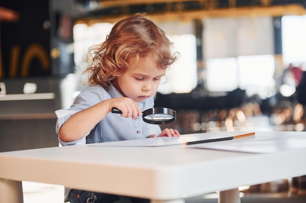 Los niños se divierten en la sala de juegos Juegos educativos de jardín de infantes