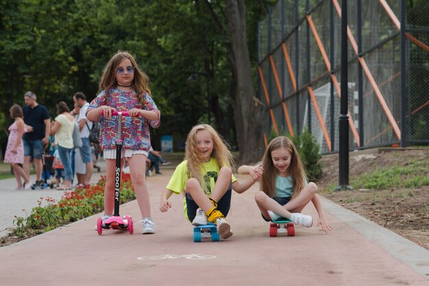 los niños se divierten en una scooter y patineta