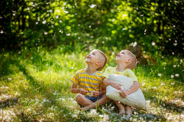 Niños divirtiéndose con almohadas al aire libre.