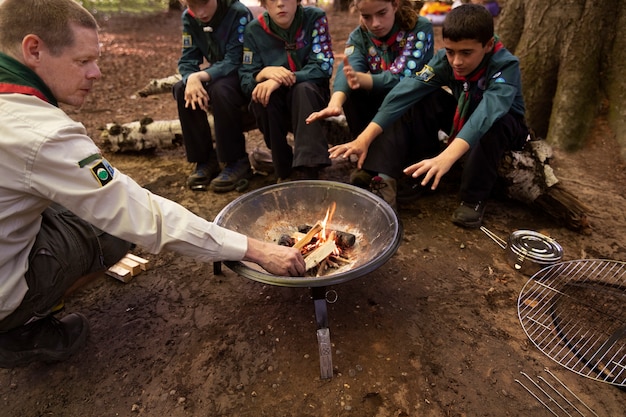 Niños divirtiéndose como boy scouts