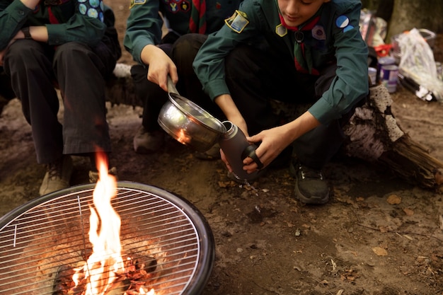 Foto niños divirtiéndose como boy scouts