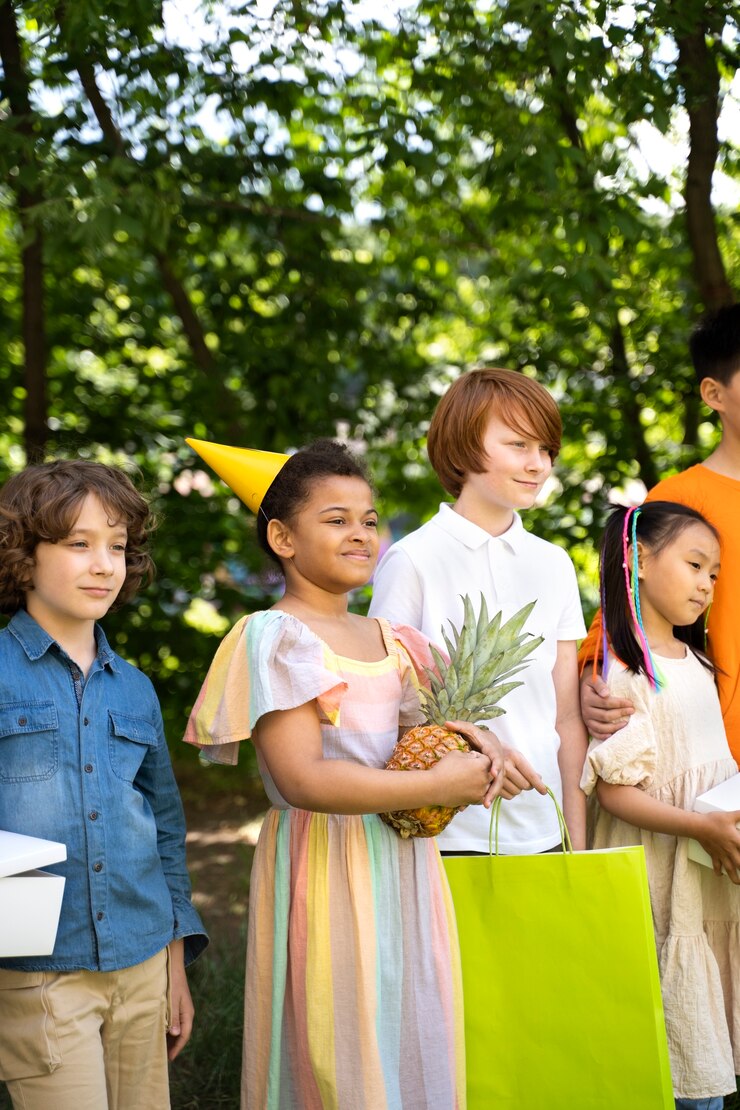 Foto niños divirtiéndose en la fiesta de la jungla