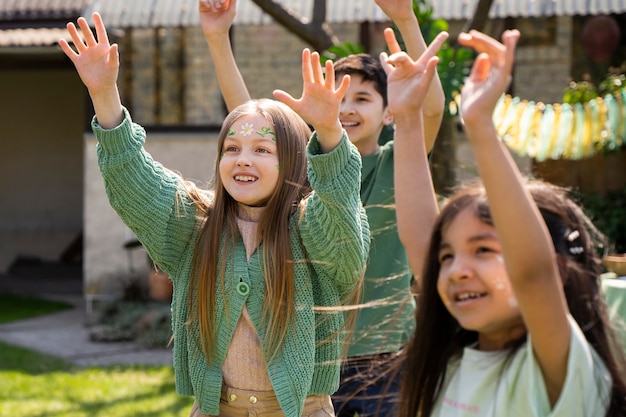 Niños divirtiéndose en la fiesta temática de la jungla