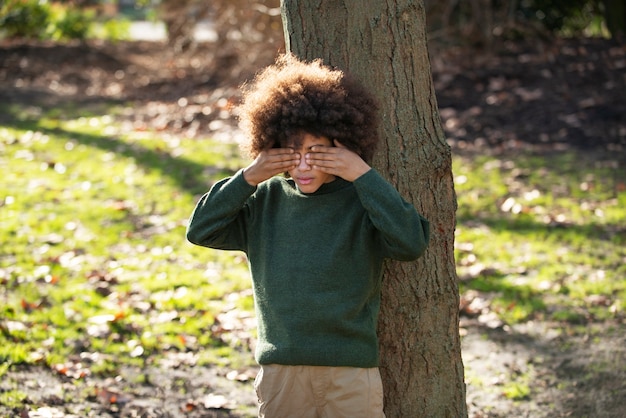 Foto niños divirtiéndose con juegos tradicionales