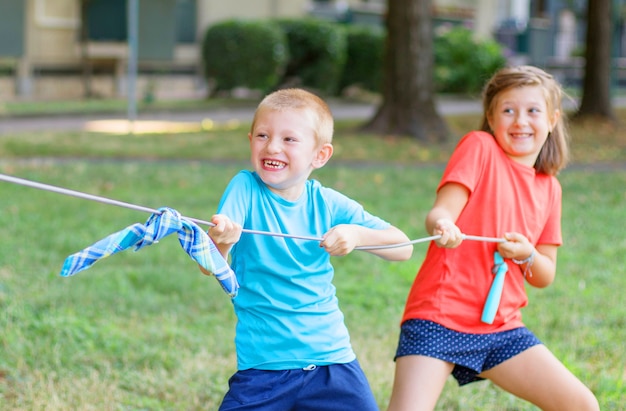 Niños divirtiéndose jugando al lanzamiento de la cuerda.