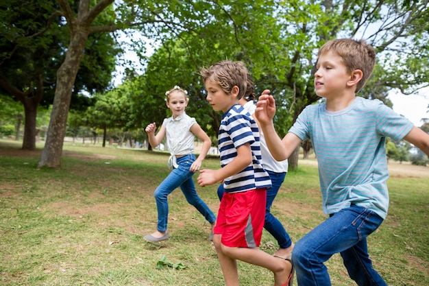 Niños divirtiéndose juntos en el parque