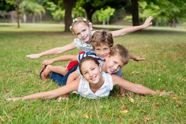 Niños divirtiéndose juntos en el parque