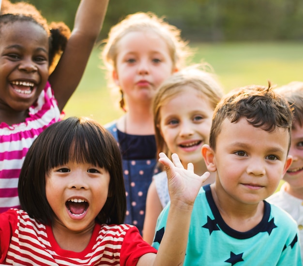 Foto niños divirtiéndose juntos