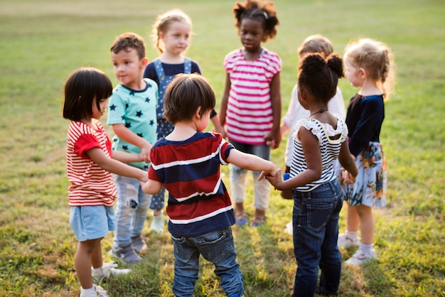 Niños divirtiéndose juntos